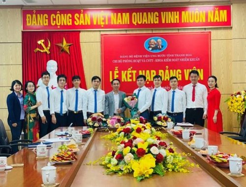Lễ kết nạp Đảng vi&ecirc;n cho th&agrave;nh vi&ecirc;n trong ph&ograve;ng.jpg