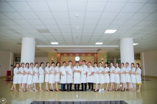 Tập thể Khoa Kh&aacute;m bệnh.jpg